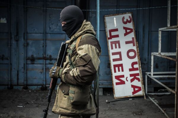 مقاتل من قوات الدفاع الشعبي في جهورية دونيتسك الشعبية، في سوق قرية ترودوفسكيه، في ضواحي مدينة دونيتسك - سبوتنيك عربي