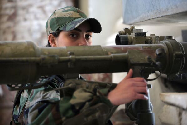 قناصة  سورية تطلق النار من قاذفة صواريخ - سبوتنيك عربي