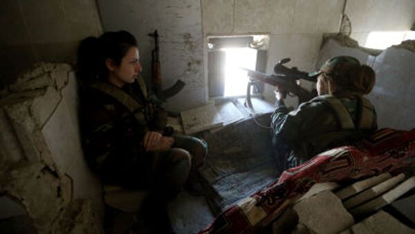 قناصة سورية تطلق النار على المتمردين  من مخبئها - سبوتنيك عربي