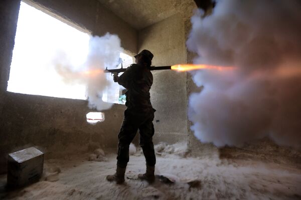 مجندة سورية تطلق النار  من قاذفة صواريخ  آر بي جي على المتمردين - سبوتنيك عربي