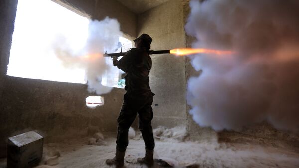 مجندة سورية تطلق النار  من قاذفة صواريخ  آر بي جي على المتمردين  - سبوتنيك عربي