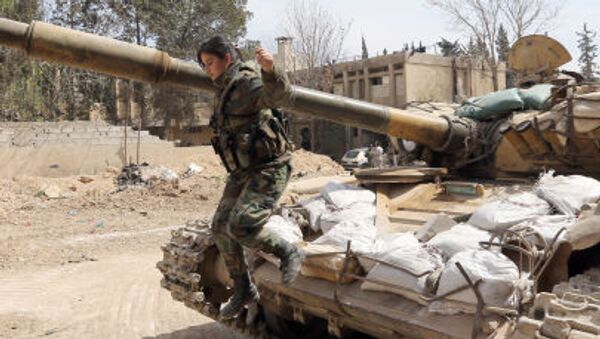 مجندة سورية  يقفز من دبابة  في منطقة جوبر - سبوتنيك عربي
