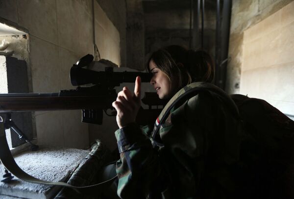 قناصة سورية من الحرس الجمهوري تطلق النار من المخبأ - سبوتنيك عربي