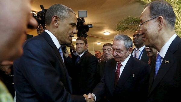 رئيسا الولايات المتحدة وكوبا يتصافحان في قمة بنما - سبوتنيك عربي