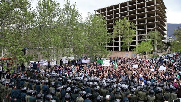 مظاهرة عند السفارة السعودية في طهران - سبوتنيك عربي