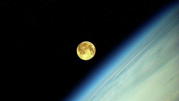صورة للقمر التقطها رائد الفضاء الروسي أوليغ أرتيمييف - سبوتنيك عربي