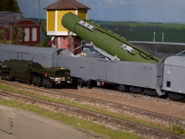 صاروخ نووي استراتيجي عابر للقارات محمول على عربة قطار - سبوتنيك عربي