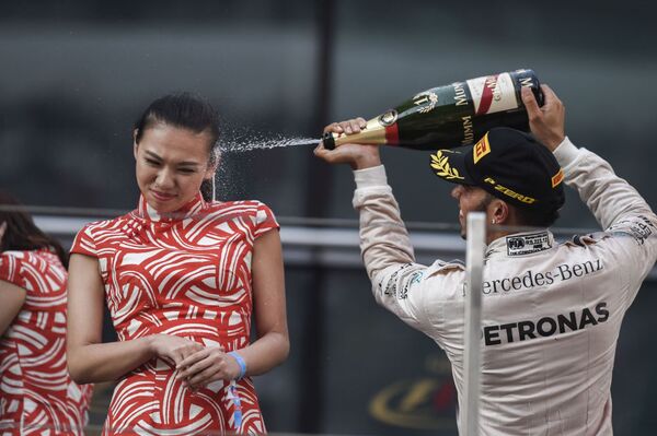 المتسابق البريطاني، الذي يقود مرسيدس AMG بتروناس F1 يحتفل بفوزه وحصوله على الجائزة الكبرى في السباق في شنغهاي - سبوتنيك عربي