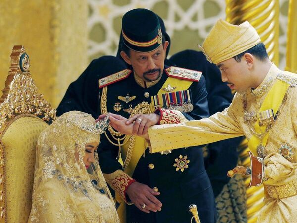 سلطان بروناي حسن بلقيه يبارك ابنه وعروسه في يوم زفافهما - سبوتنيك عربي