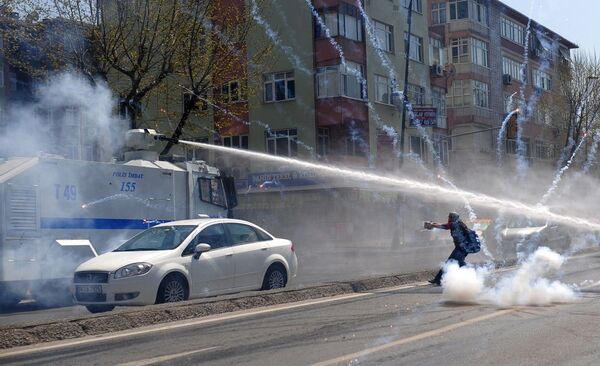 استخدمت الشرطة الغاز المسيل للدموع وخراطيم المياه ضد المتظاهرين اليساريين في اسطنبول - سبوتنيك عربي