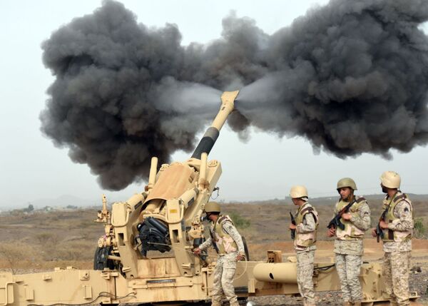 مدفعية الجيش السعودي ترسل قذيفة باتجاه اليمن من منصبها بالقرب من الحدود السعودية اليمنية - سبوتنيك عربي