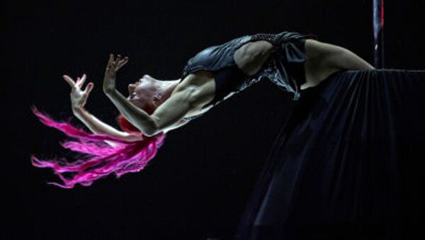 2015 الروسية بولينا فولتشيك شاركت في بطولة القطب الرقص العالمية  لعام - سبوتنيك عربي