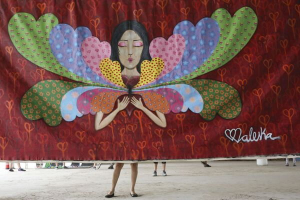 الكتابة على الجدران  لفنان برازيلي في مهرجان الكتابة على الجدران للفنون الجميلة بينالي - سبوتنيك عربي