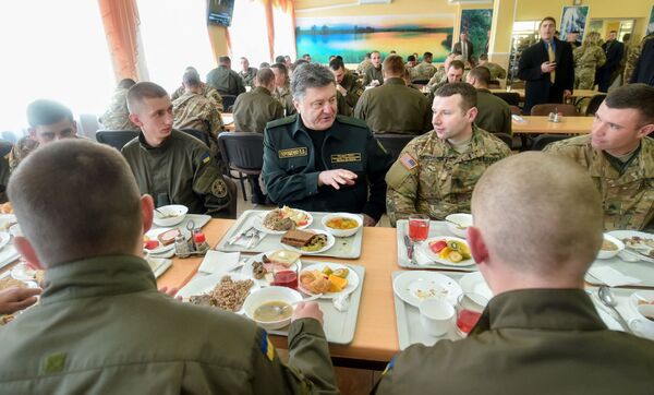 الرئيس الأوكراني بيوتر بوروشينكو مع المشاركين في التدريبات العسكرية الأوكرانية الأمريكية فيارليس غارديان - 2015 - سبوتنيك عربي