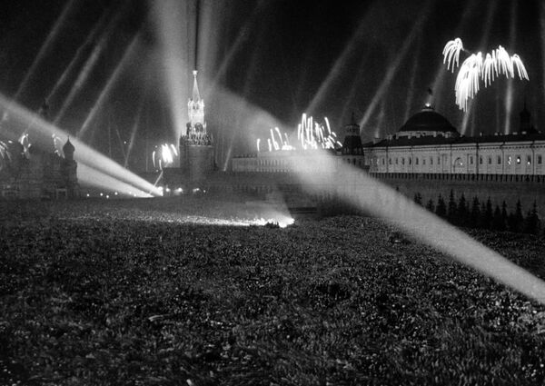 سالوت ( سهام نارية) بمناسبة عيد النصر  9 أيار/ مايو 1945،  موسكو - سبوتنيك عربي