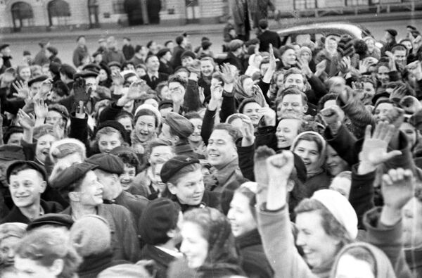 سكان موسكو في الساحة الحمراء في يوم عيد النصر 9 أيار/ مايو 1945 - سبوتنيك عربي
