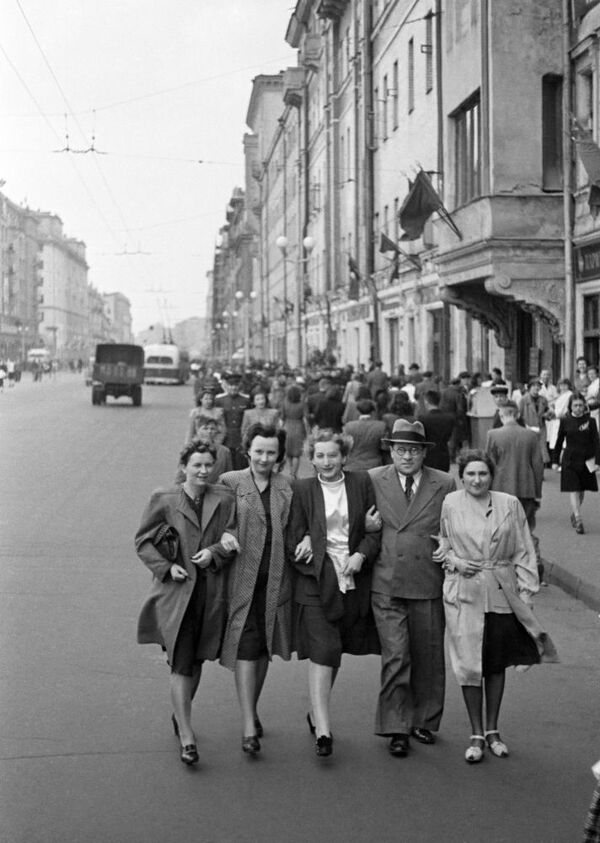 سكان موسكو في شارع غوركي (حاليا تفيرسكايا) 9 أيار/ مايو 1945 - سبوتنيك عربي