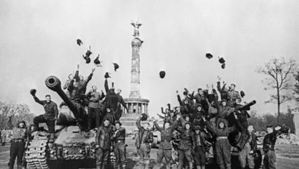 جنود الجيش السوفيتي يحتفلون بانتصارهم على النازية في بيرلين - سبوتنيك عربي