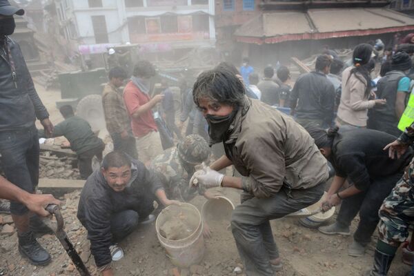 إزالة الأنقاض بعد الزلزال الذي وقع في نيبال - سبوتنيك عربي