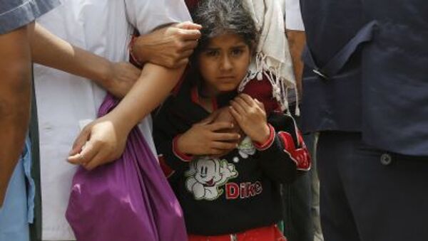 طفلة مع والدتها أمام المستشفى - سبوتنيك عربي
