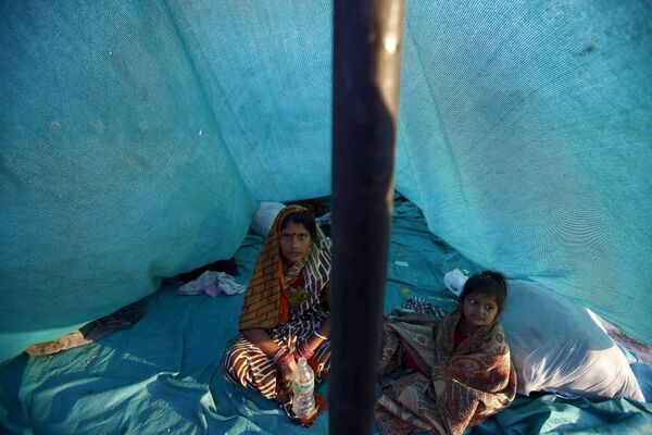 امرأة مع طفلتها في خيمة بعد الزلزال - سبوتنيك عربي
