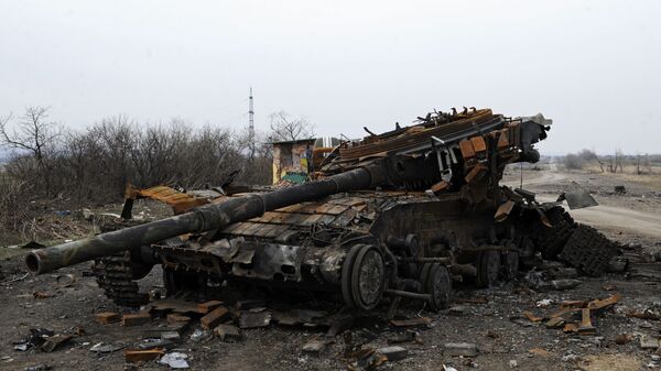 دبابة أوكرانية مدمرة في منطقة دونباس  - سبوتنيك عربي