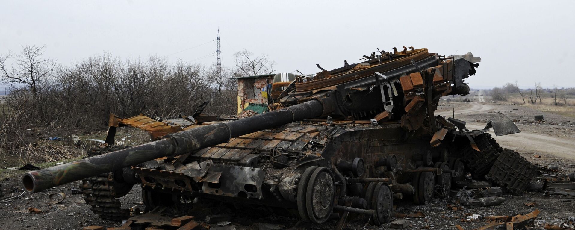 دبابة أوكرانية مدمرة في منطقة دونباس  - سبوتنيك عربي, 1920, 22.03.2022
