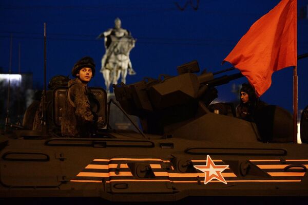 أول بروفة ليلية للعرض العسكري بمناسبة عيد النصر في موسكو - سبوتنيك عربي