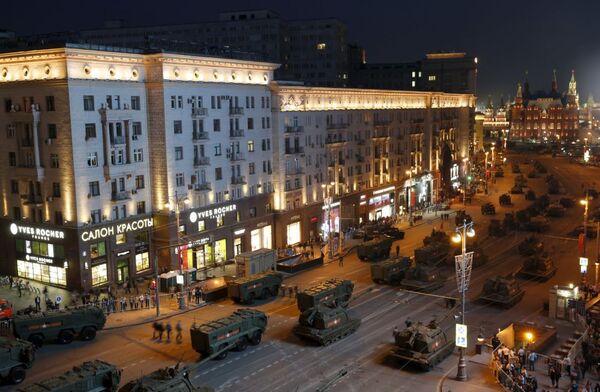 أول بروفة ليلية للعرض العسكري بمناسبة عيد النصر في موسكو - سبوتنيك عربي
