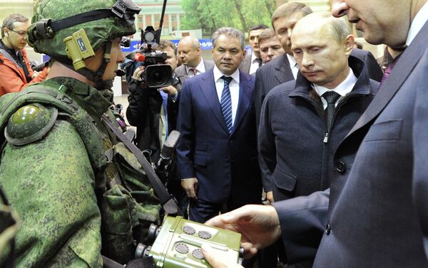 بوتين يتفقد مصنعاً عسكرياً تابعا لشركة كلاشنيكوف في مدينة إيجيفسك - سبوتنيك عربي
