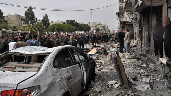 سوريون يتفقدون موقع الانفجار - سبوتنيك عربي