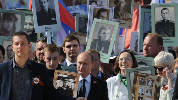 بوتين خلال مسيرة الفوج الخالد في موسكو - سبوتنيك عربي