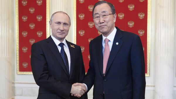 الرئيس الروسي فلاديمير بوتين والأمين العام للأمم المتحدة بان كي مون في الكرملين - سبوتنيك عربي