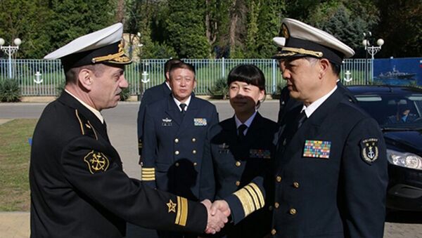قائد عسكري روسي يرحب بزميل صيني في قاعدة نوفوروسيسك للقوات البحرية الروسية - سبوتنيك عربي