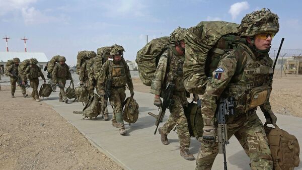 جنود بريطانيون يستعدون للمغادرة عبر طائرة حربية - سبوتنيك عربي