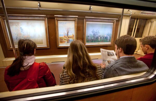 ركاب مترو الأنفاق يشاهدون لوحات من المتحف الروسي المعروضة داخل القطار - سبوتنيك عربي