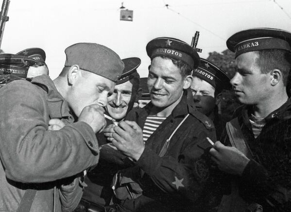 جنود أسطول البحر الأسود من المشاة والبحرية أثناء تدخين سيجارة فى وقت الراحة فى ميناء الأوديسا - سبوتنيك عربي