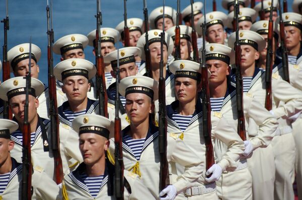 جنود البحرية الروسية فى أسطول البحر الأسود أثناء عرض عسكري فى إحتفالات يوم البحرية فى سيفاستوبول - سبوتنيك عربي