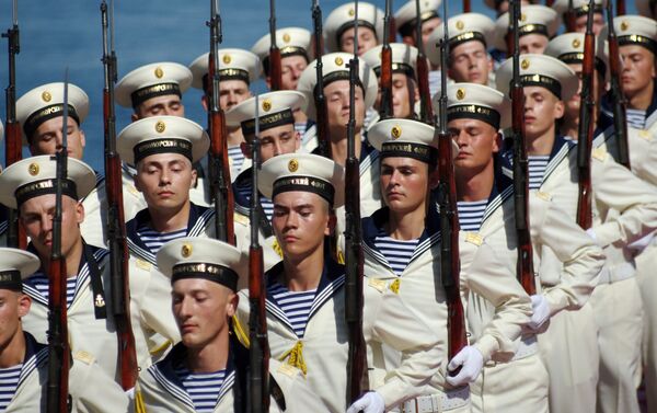 جنود البحرية الروسية فى أسطول البحر الأسود أثناء عرض عسكري فى إحتفالات يوم البحرية فى سيفاستوبول - سبوتنيك عربي