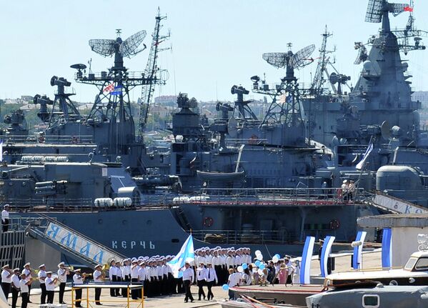 إستعراض عسكري لجنود البحرية الروسية فى خليج سيفاستوبول - القاعدة الرئيسية لأسطول البحر الأسود - سبوتنيك عربي