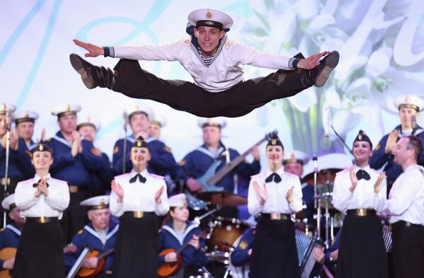 فنان من جنود البحرية الروسية على أسطول البحر الأسود ووصلة من الرقص والموسيقي قبل الاحتفالات فى ساحة لينين في سيمفيروبول - سبوتنيك عربي