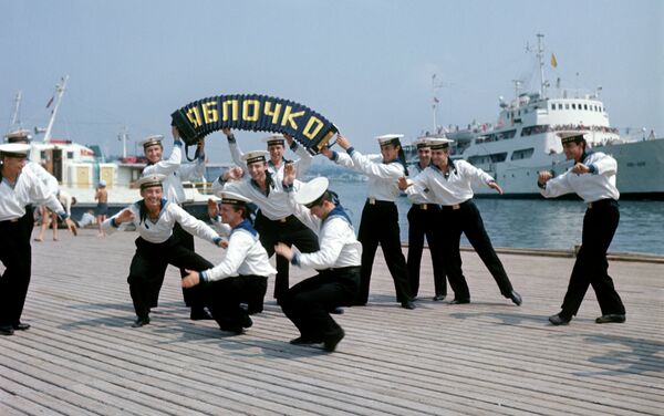 بحارة من الأسطول الأسود يرقصون على أنغام اليابلوشكو - سبوتنيك عربي
