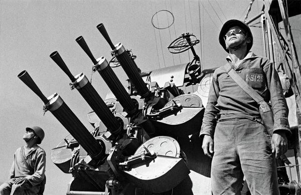 وحدة المدفعية المضادة للطائرات داخل أسطول البحر الأسود يستعدون لصد هجوم جوي أثناء الحرب العالمية الثانية - سبوتنيك عربي