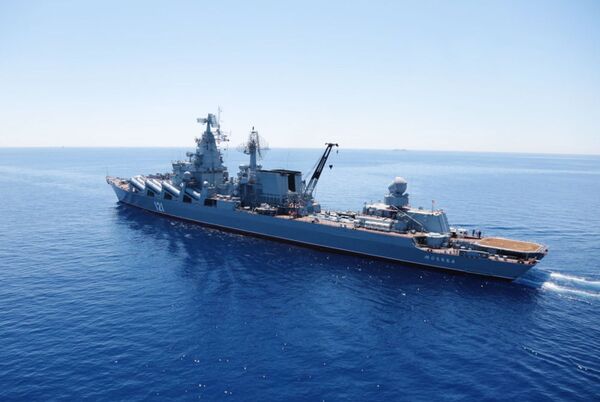 الطراد الصاروخي موسكو خلال المناورات البحرية العسكرية بين روسيا والصين - سبوتنيك عربي