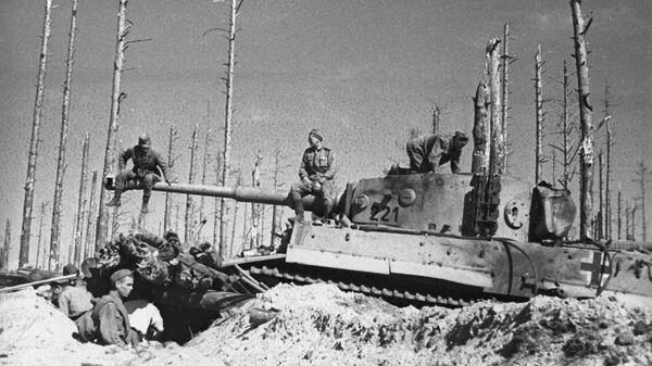جنود الجيش الأحمر يفتشون دبابة نازية بعد عملية تدميرها - سبوتنيك عربي