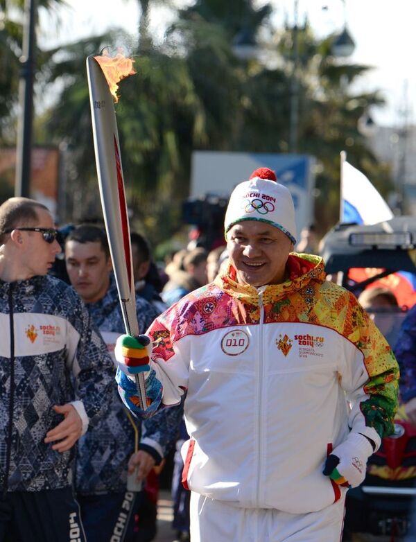 شويغو أثناء تتابع الشعلة الأولمبية في سوتشي - سبوتنيك عربي