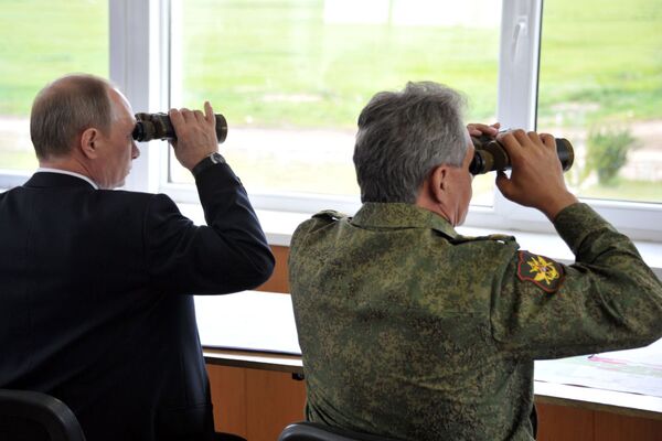 الرئيس الروسي فلاديمير بوتين ووزير الدفاع سيرغي شويغو يراقبان المناورات العسكرية في بحر البلطيق - سبوتنيك عربي