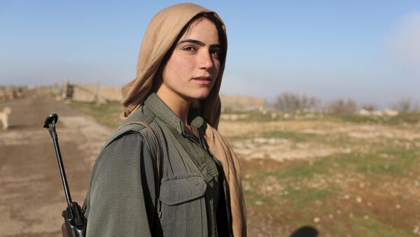 مقاتلة كردية من وحدات الدفاع عن الشعب الكردي فى سنجار شمالي العراق - سبوتنيك عربي