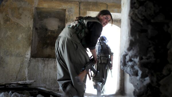مقاتلة كردية فى إحدى المناطق المحررة فى جبل سنجار شمال العراق - سبوتنيك عربي