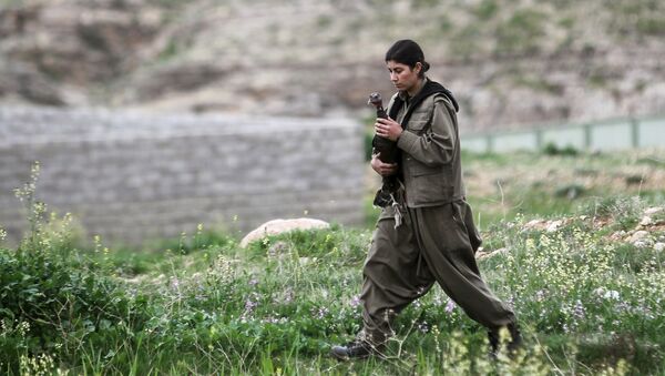 مقاتلة كردية فى جبل سنجار لا تنسى أعمال المرأة  المنزلية الى جانب حمل السلاح للدفاع عن وطنها - سبوتنيك عربي
